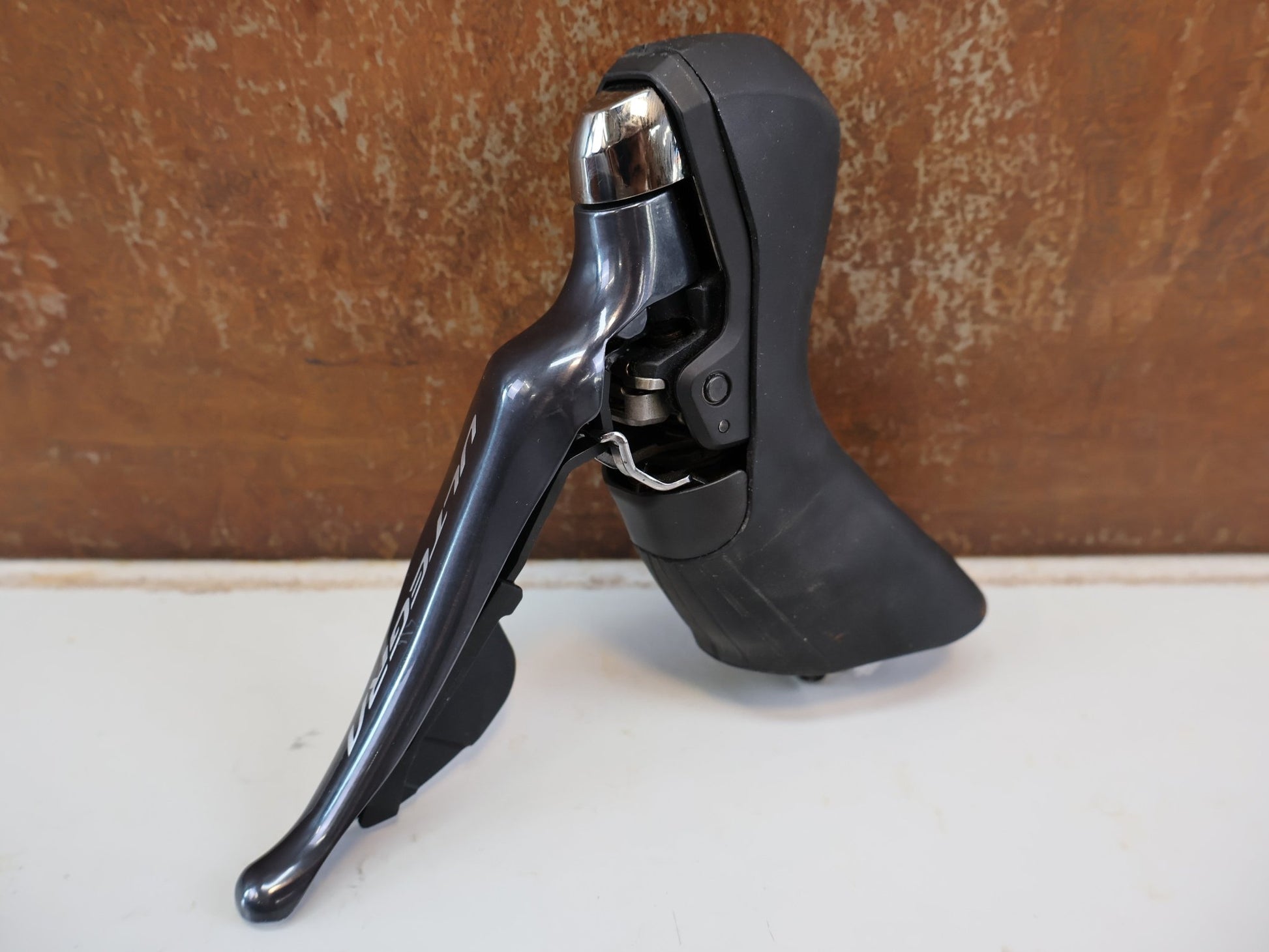 Schaltgruppen von Shimano, SHIMANO ULTEGRA R8020 R8025 / SCHALTGRUPPE 2X11 FACH / SCHEIBENBREMSE vor USEDBIKES-OB.DE Hintergrund