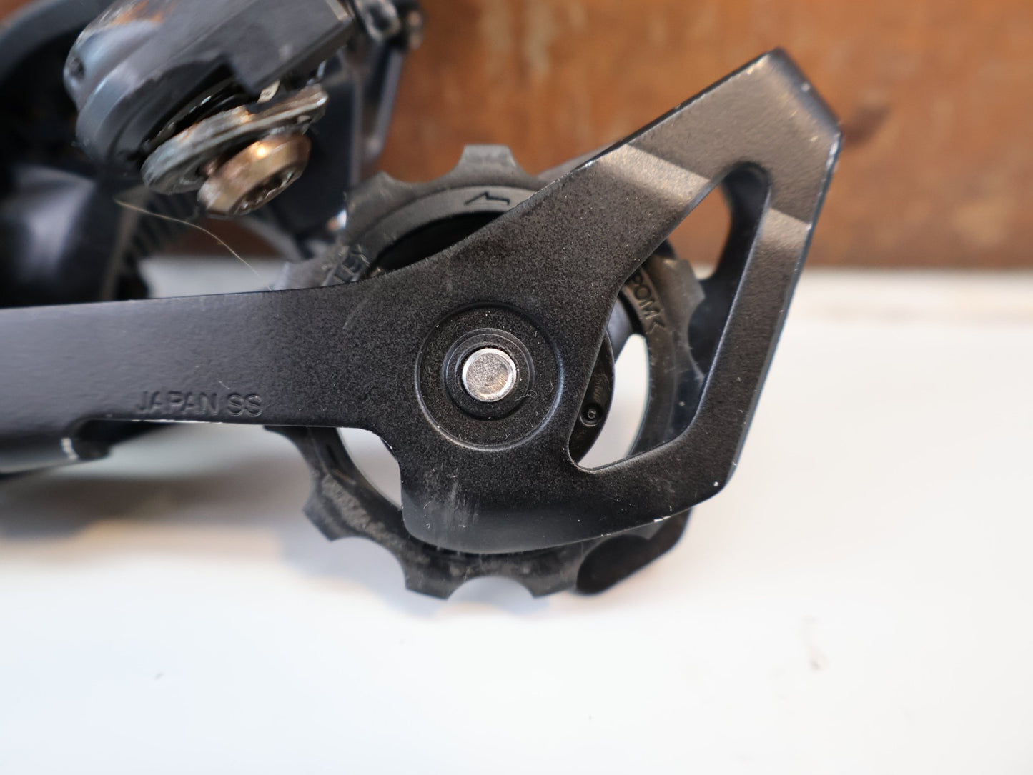 Schaltgruppen von Shimano, SHIMANO ULTEGRA R8020 R8025 / SCHALTGRUPPE 2X11 FACH / SCHEIBENBREMSE vor USEDBIKES-OB.DE Hintergrund