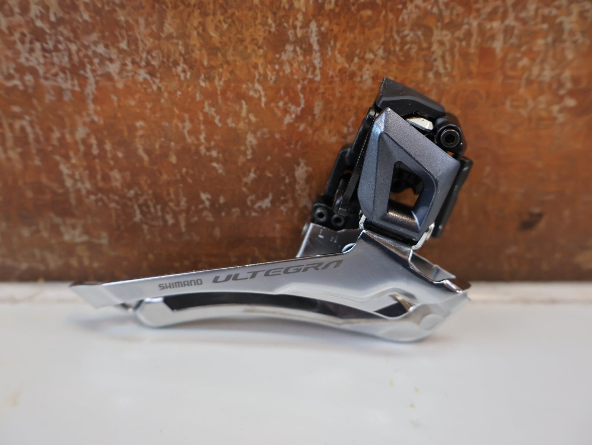 Schaltgruppen von Shimano, SHIMANO ULTEGRA R8020 R8025 / SCHALTGRUPPE 2X11 FACH / SCHEIBENBREMSE vor USEDBIKES-OB.DE Hintergrund