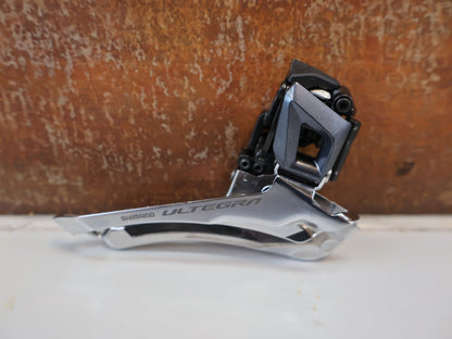 Schaltgruppen von Shimano, SHIMANO ULTEGRA R8020 R8025 / SCHALTGRUPPE 2X11 FACH / SCHEIBENBREMSE vor USEDBIKES-OB.DE Hintergrund