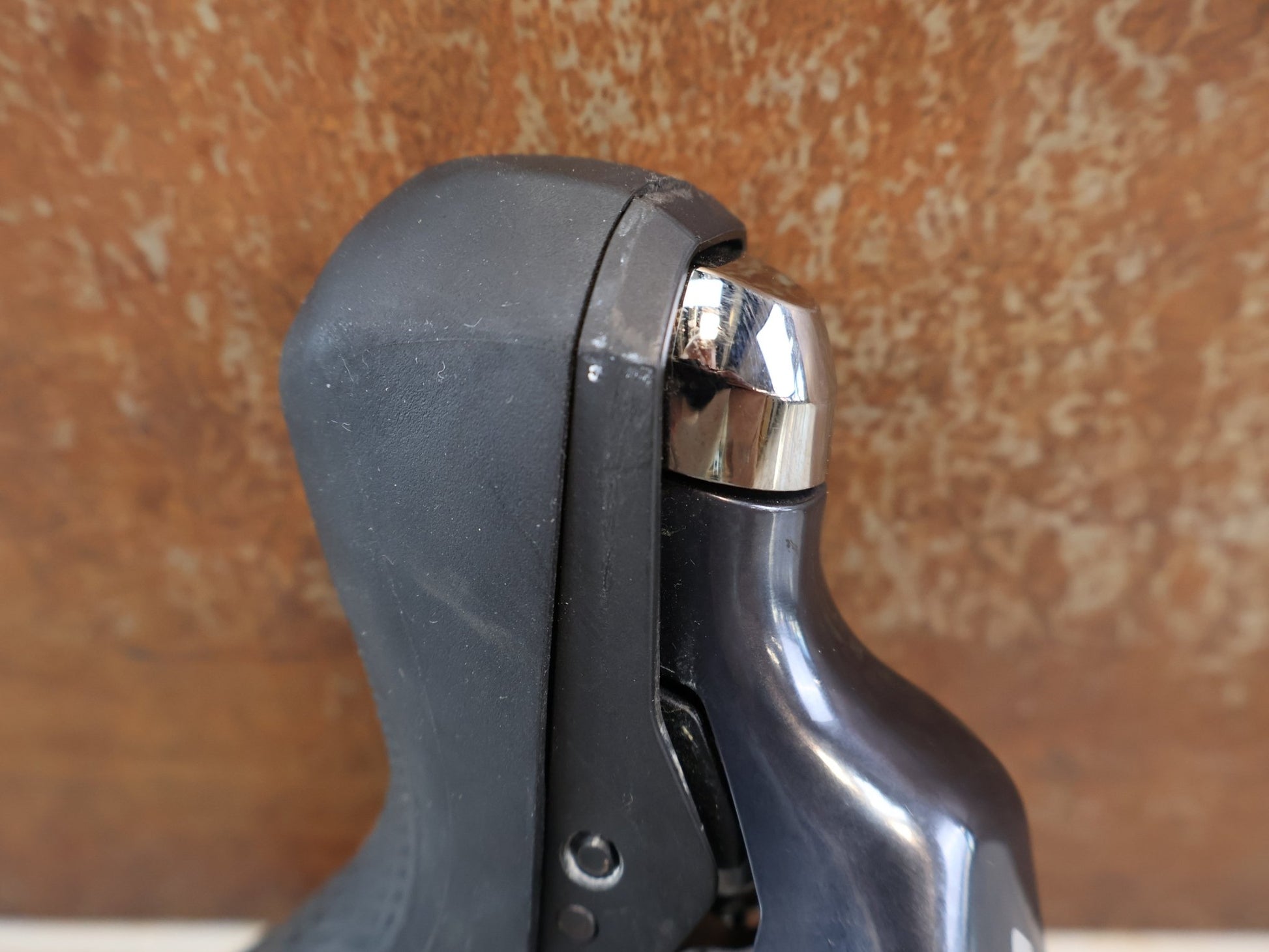 Schaltgruppen von Shimano, SHIMANO ULTEGRA R8020 R8025 / SCHALTGRUPPE 2X11 FACH / SCHEIBENBREMSE vor USEDBIKES-OB.DE Hintergrund