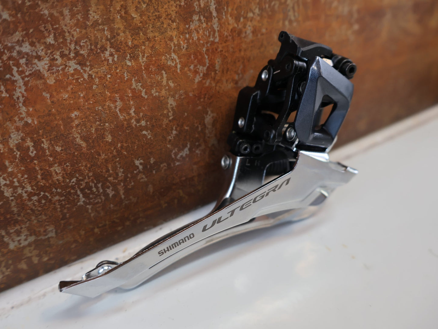 Schaltgruppen von Shimano, SHIMANO ULTEGRA R8020 R8025 / SCHALTGRUPPE 2X11 FACH / SCHEIBENBREMSE vor USEDBIKES-OB.DE Hintergrund