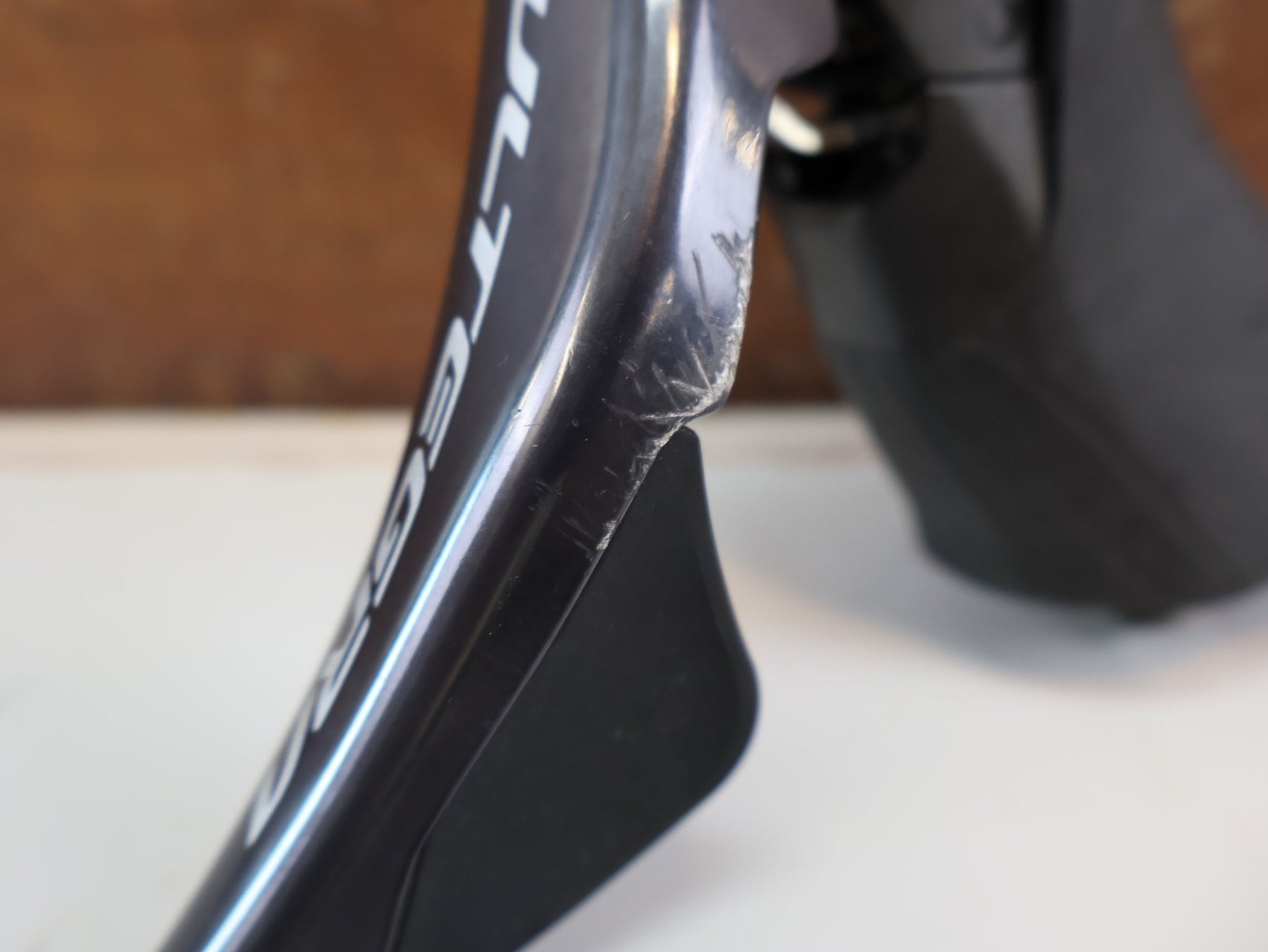 Schaltgruppen von Shimano, SHIMANO ULTEGRA R8020 R8025 / SCHALTGRUPPE 2X11 FACH / SCHEIBENBREMSE vor USEDBIKES-OB.DE Hintergrund