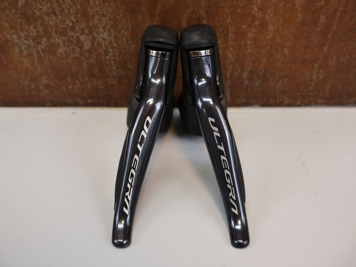 Schaltgruppen von Shimano, SHIMANO ULTEGRA R8050/8070 DI2 GRUPPE / 2X11 - FACH / SS - SCHALTWERK / DISC vor USEDBIKES - OB.DE Hintergrund