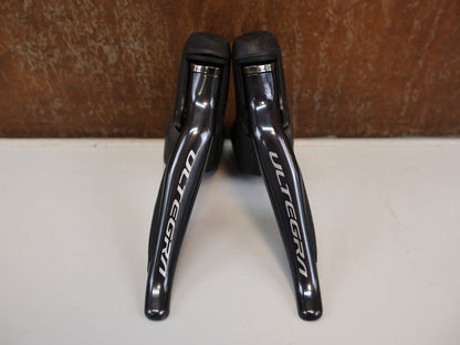 Schaltgruppen von Shimano, SHIMANO ULTEGRA R8050/8070 DI2 GRUPPE / 2X11 - FACH / SS - SCHALTWERK / DISC vor USEDBIKES - OB.DE Hintergrund
