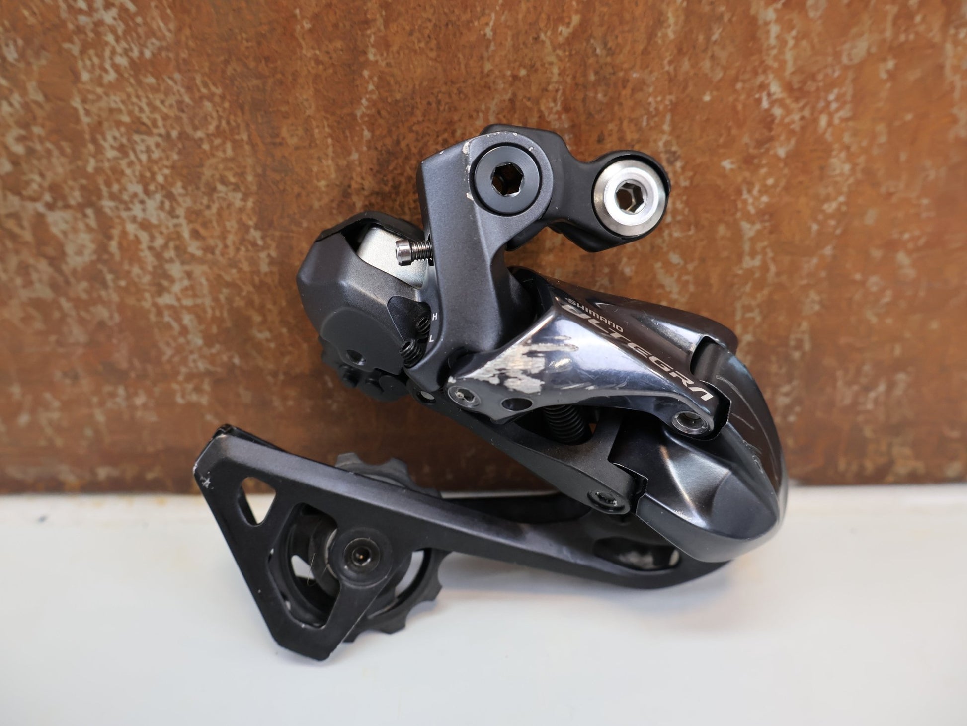 Schaltgruppen von Shimano, SHIMANO ULTEGRA R8050/8070 DI2 GRUPPE / 2X11 - FACH / SS - SCHALTWERK / DISC vor USEDBIKES - OB.DE Hintergrund