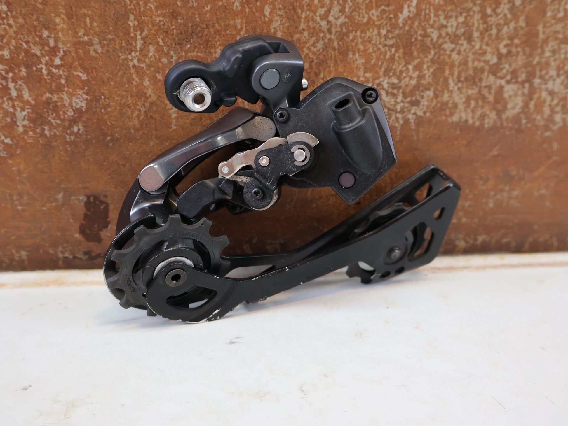 Schaltgruppen von Shimano, SHIMANO ULTEGRA R8050/8070 DI2 SCHALTGRUPPE / 2X11-FACH / GS-SCHALTWERK / DISC vor USEDBIKES-OB.DE Hintergrund