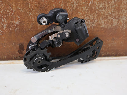 Schaltgruppen von Shimano, SHIMANO ULTEGRA R8050/8070 DI2 SCHALTGRUPPE / 2X11-FACH / GS-SCHALTWERK / DISC vor USEDBIKES-OB.DE Hintergrund