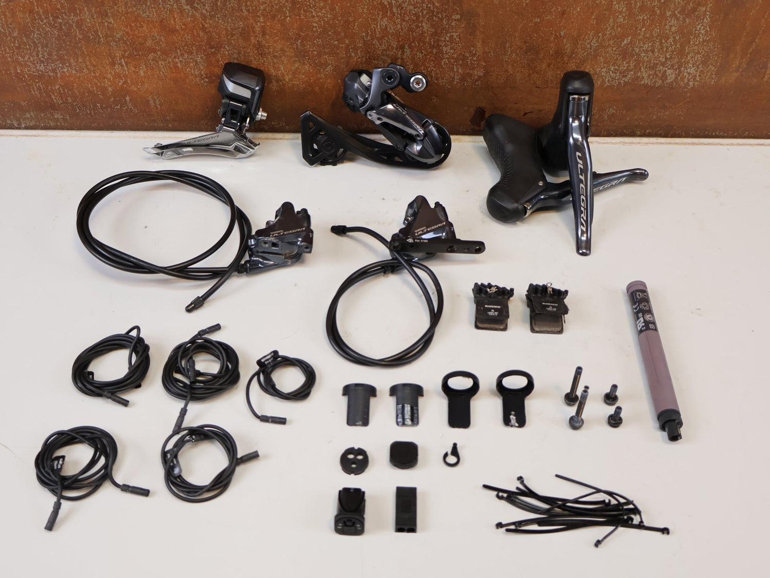 Schaltgruppen von Shimano, SHIMANO ULTEGRA R8050/8070 DI2 SCHALTGRUPPE / 2X11-FACH / GS-SCHALTWERK / DISC vor USEDBIKES-OB.DE Hintergrund