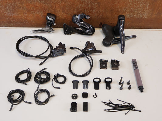 Schaltgruppen von Shimano, SHIMANO ULTEGRA R8050/8070 DI2 SCHALTGRUPPE / 2X11-FACH / GS-SCHALTWERK / DISC vor USEDBIKES-OB.DE Hintergrund