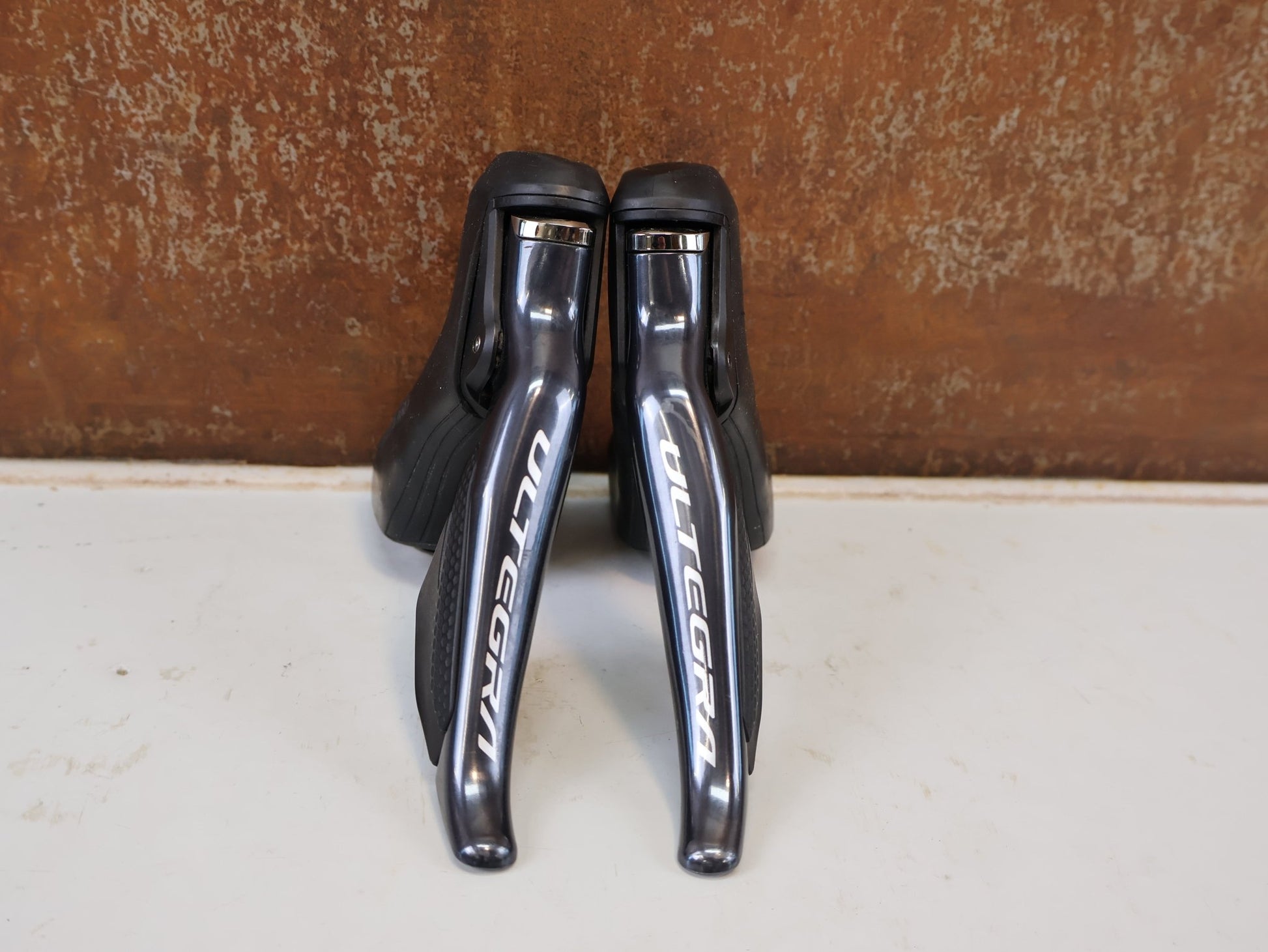 Schaltgruppen von Shimano, SHIMANO ULTEGRA R8050/8070 DI2 SCHALTGRUPPE / 2X11-FACH / GS-SCHALTWERK / DISC vor USEDBIKES-OB.DE Hintergrund