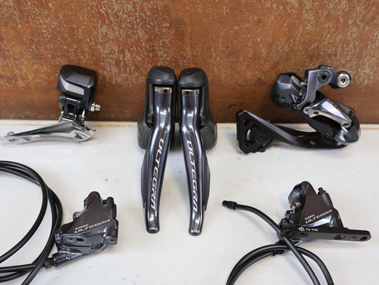 Schaltgruppen von Shimano, SHIMANO ULTEGRA R8050/8070 DI2 SCHALTGRUPPE / 2X11-FACH / GS-SCHALTWERK / DISC vor USEDBIKES-OB.DE Hintergrund