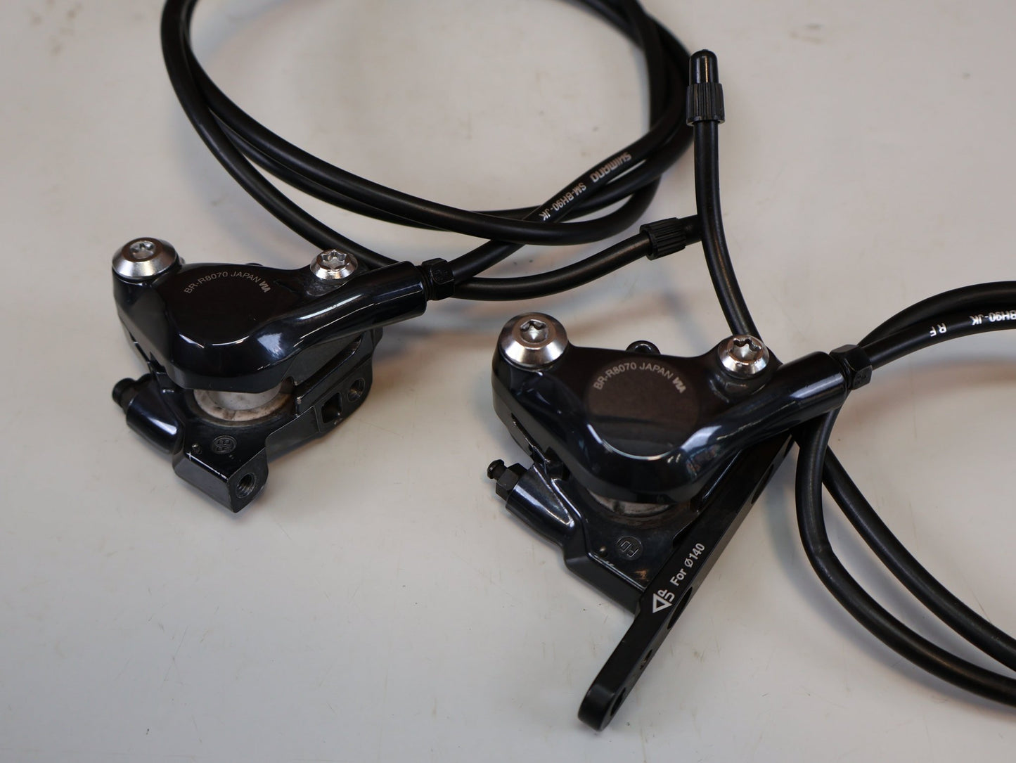 Schaltgruppen von Shimano, SHIMANO ULTEGRA R8050/8070 DI2 SCHALTGRUPPE / 2X11-FACH / GS-SCHALTWERK / DISC vor USEDBIKES-OB.DE Hintergrund