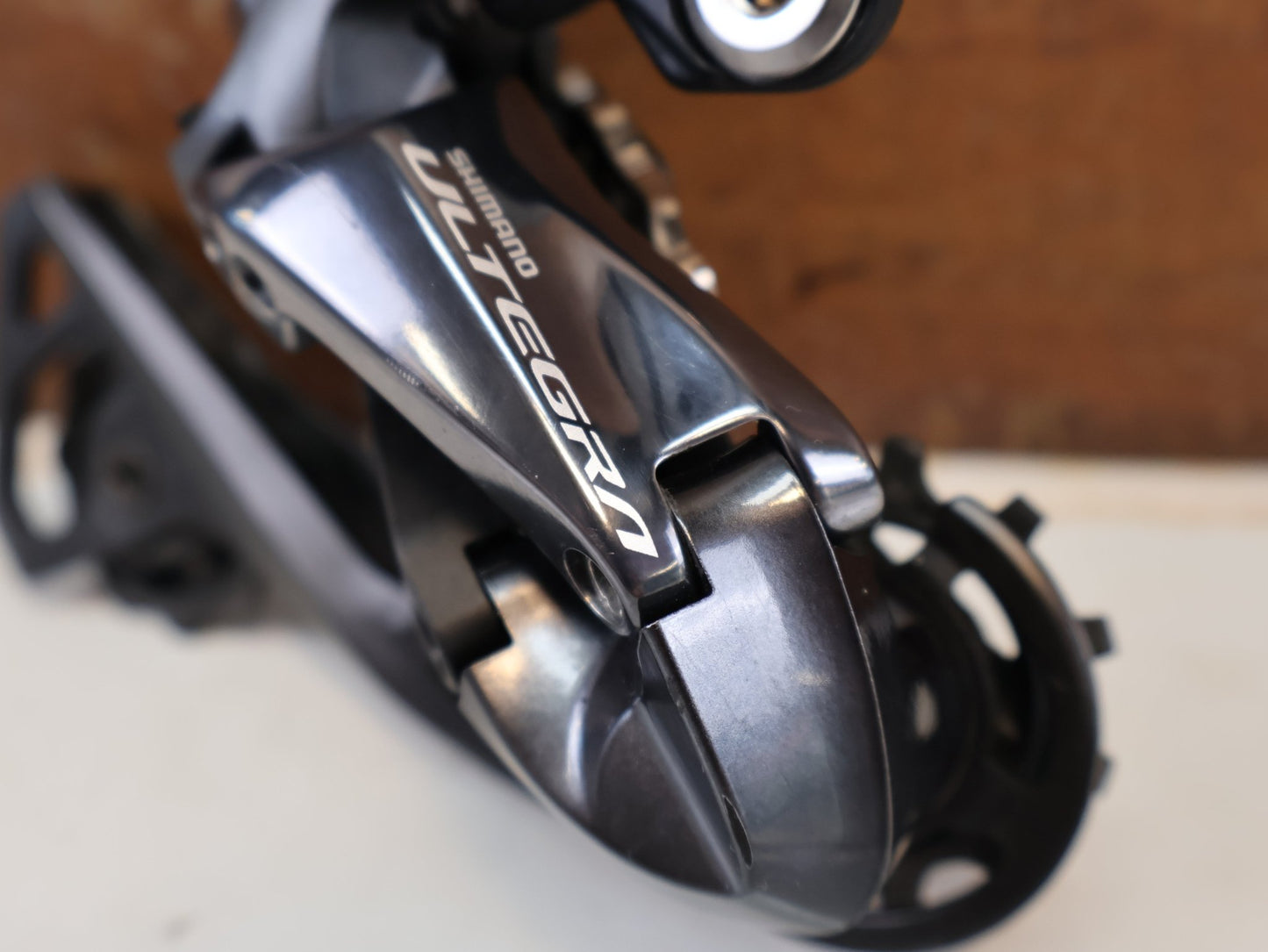 Schaltgruppen von Shimano, SHIMANO ULTEGRA R8050/8070 DI2 SCHALTGRUPPE / 2X11-FACH / GS-SCHALTWERK / DISC vor USEDBIKES-OB.DE Hintergrund