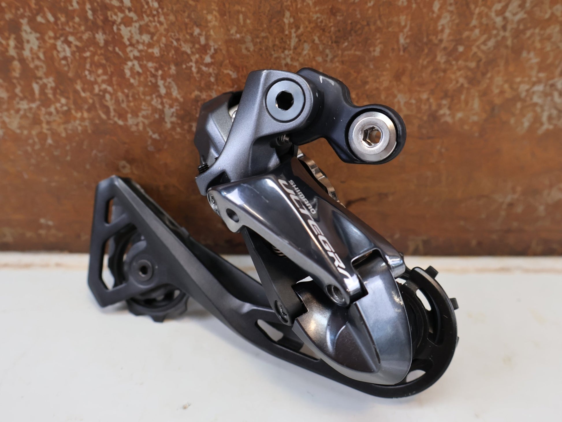 Schaltgruppen von Shimano, SHIMANO ULTEGRA R8050/8070 DI2 SCHALTGRUPPE / 2X11-FACH / GS-SCHALTWERK / DISC vor USEDBIKES-OB.DE Hintergrund