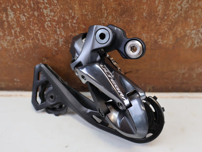 Schaltgruppen von Shimano, SHIMANO ULTEGRA R8050/8070 DI2 SCHALTGRUPPE / 2X11-FACH / GS-SCHALTWERK / DISC vor USEDBIKES-OB.DE Hintergrund