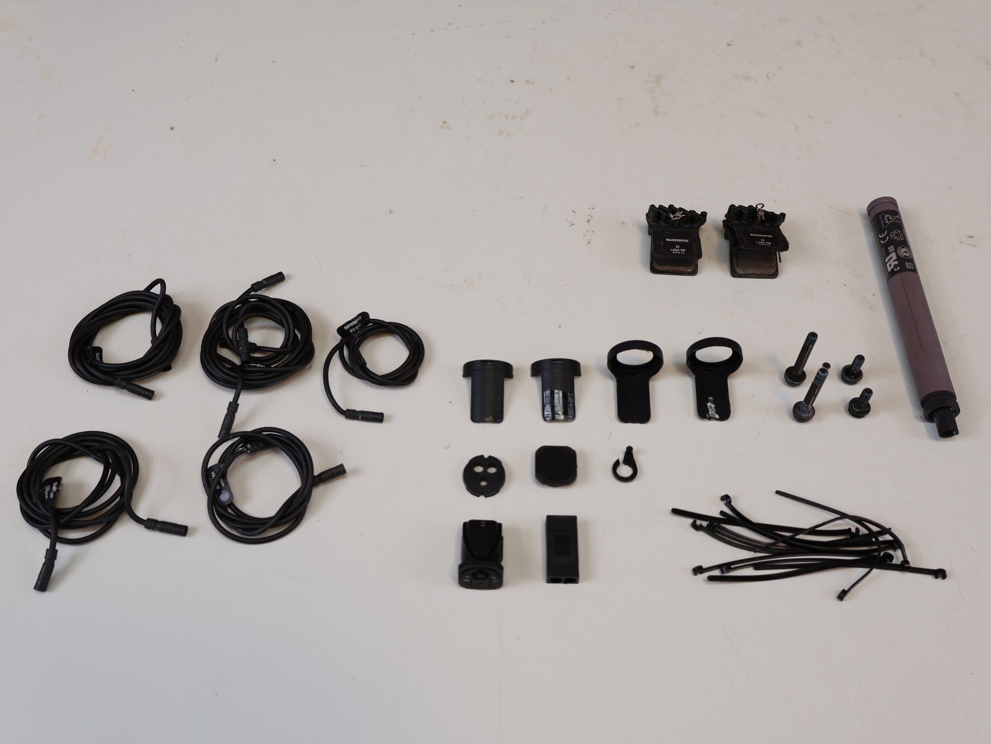 Schaltgruppen von Shimano, SHIMANO ULTEGRA R8050/8070 DI2 SCHALTGRUPPE / 2X11-FACH / GS-SCHALTWERK / DISC vor USEDBIKES-OB.DE Hintergrund