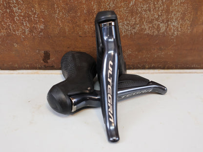 Schaltgruppen von Shimano, SHIMANO ULTEGRA R8050/8070 DI2 SCHALTGRUPPE / 2X11-FACH / GS-SCHALTWERK / DISC vor USEDBIKES-OB.DE Hintergrund