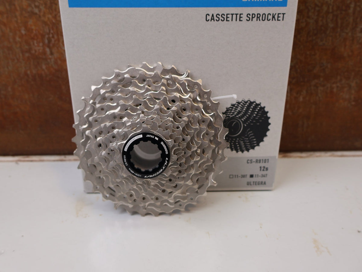 Schaltgruppen von Shimano, SHIMANO ULTEGRA R8100 POWERMETER GRUPPE 165MM 50-34 11-34 12F vor USEDBIKES-OB.DE Hintergrund