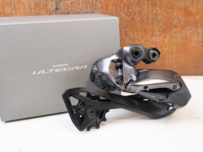 Schaltgruppen von Shimano, SHIMANO ULTEGRA R8100 POWERMETER GRUPPE 165MM 50-34 11-34 12F vor USEDBIKES-OB.DE Hintergrund