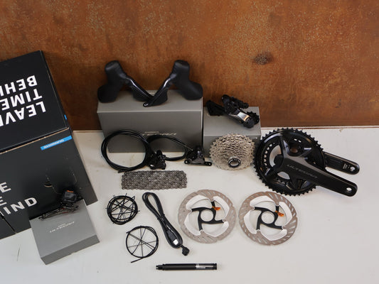 Schaltgruppen von Shimano, SHIMANO ULTEGRA R8100 POWERMETER GRUPPE 172.5MM 50-34 11-34 12F vor USEDBIKES-OB.DE Hintergrund