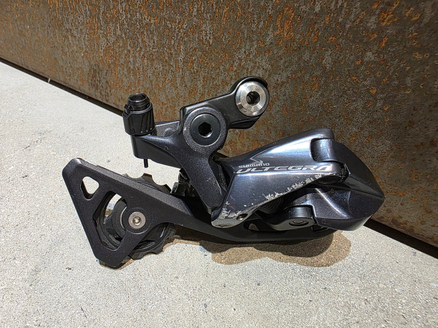 Schaltungsteile von Shimano, SHIMANO ULTEGRA RD - R8000 - SS SCHALTWERK 2 X 11 FACH vor USEDBIKES - OB.DE Hintergrund