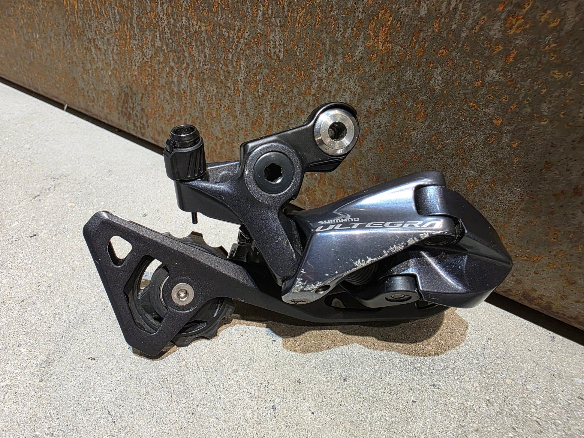 Schaltungsteile von Shimano, SHIMANO ULTEGRA RD - R8000 - SS SCHALTWERK 2 X 11 FACH vor USEDBIKES - OB.DE Hintergrund