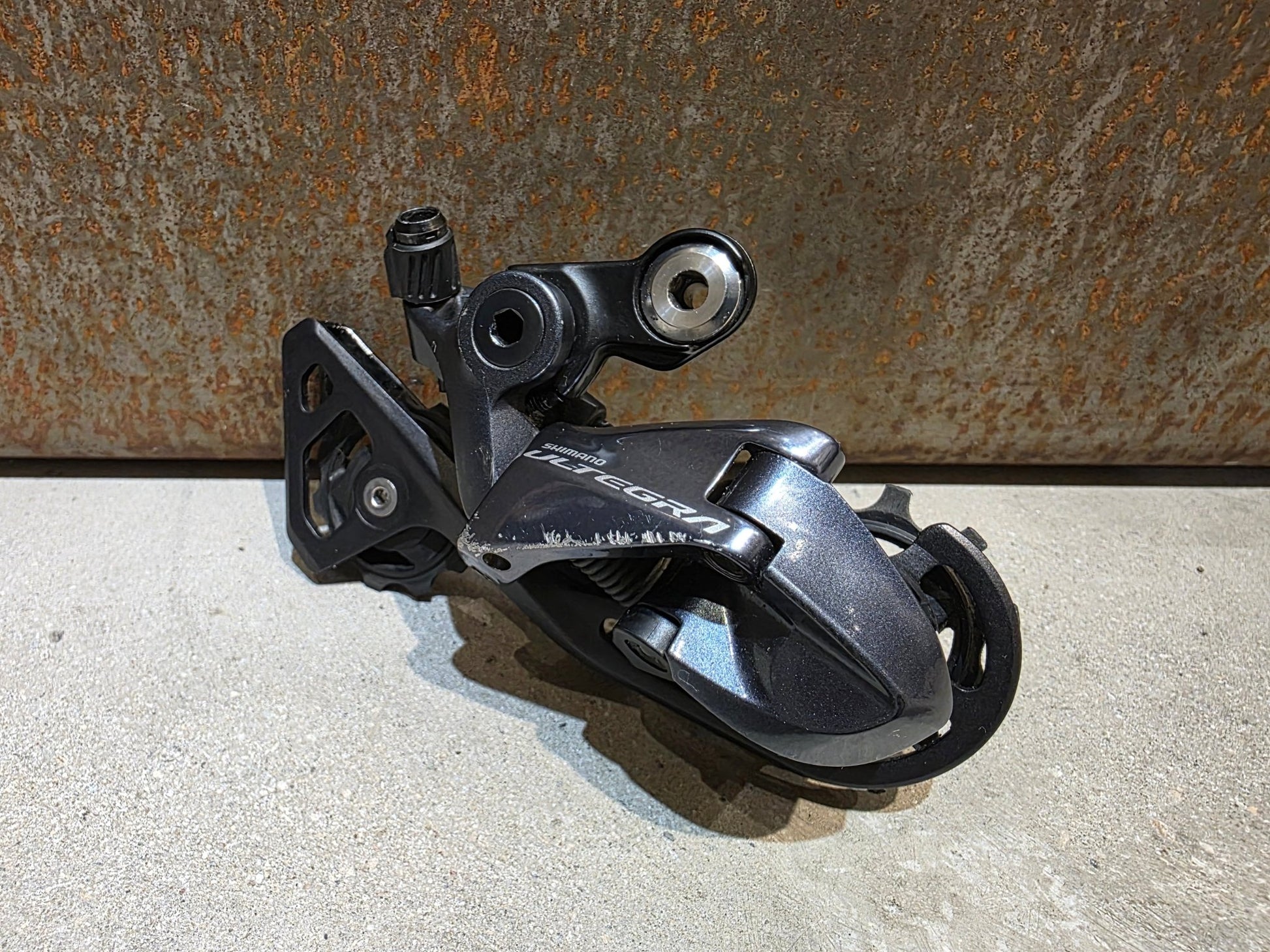 Schaltungsteile von Shimano, SHIMANO ULTEGRA RD - R8000 - SS SCHALTWERK 2 X 11 FACH vor USEDBIKES - OB.DE Hintergrund