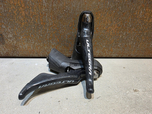 Brems - / Schalthebel von Shimano, SHIMANO ULTEGRA SCHALT - / BREMSE SET DISC ST - R8020 / BR - R8070 VORNE & HINTEN vor USEDBIKES - OB.DE Hintergrund