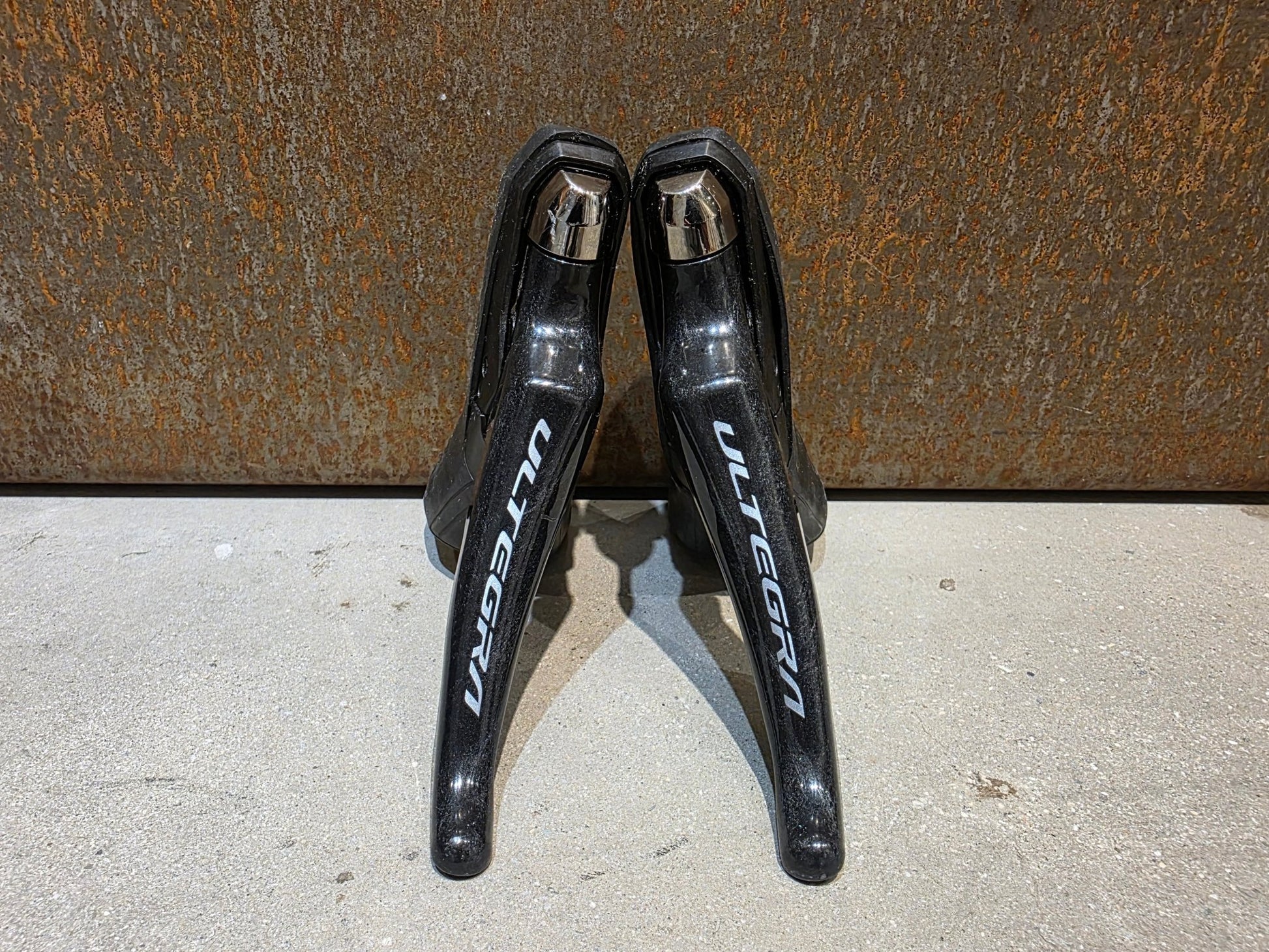 Brems - / Schalthebel von Shimano, SHIMANO ULTEGRA SCHALT - / BREMSE SET DISC ST - R8020 / BR - R8070 VORNE & HINTEN vor USEDBIKES - OB.DE Hintergrund