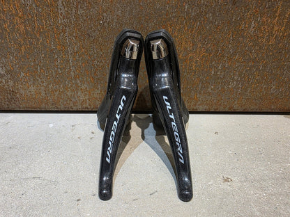 Brems - / Schalthebel von Shimano, SHIMANO ULTEGRA SCHALT - / BREMSE SET DISC ST - R8020 / BR - R8070 VORNE & HINTEN vor USEDBIKES - OB.DE Hintergrund