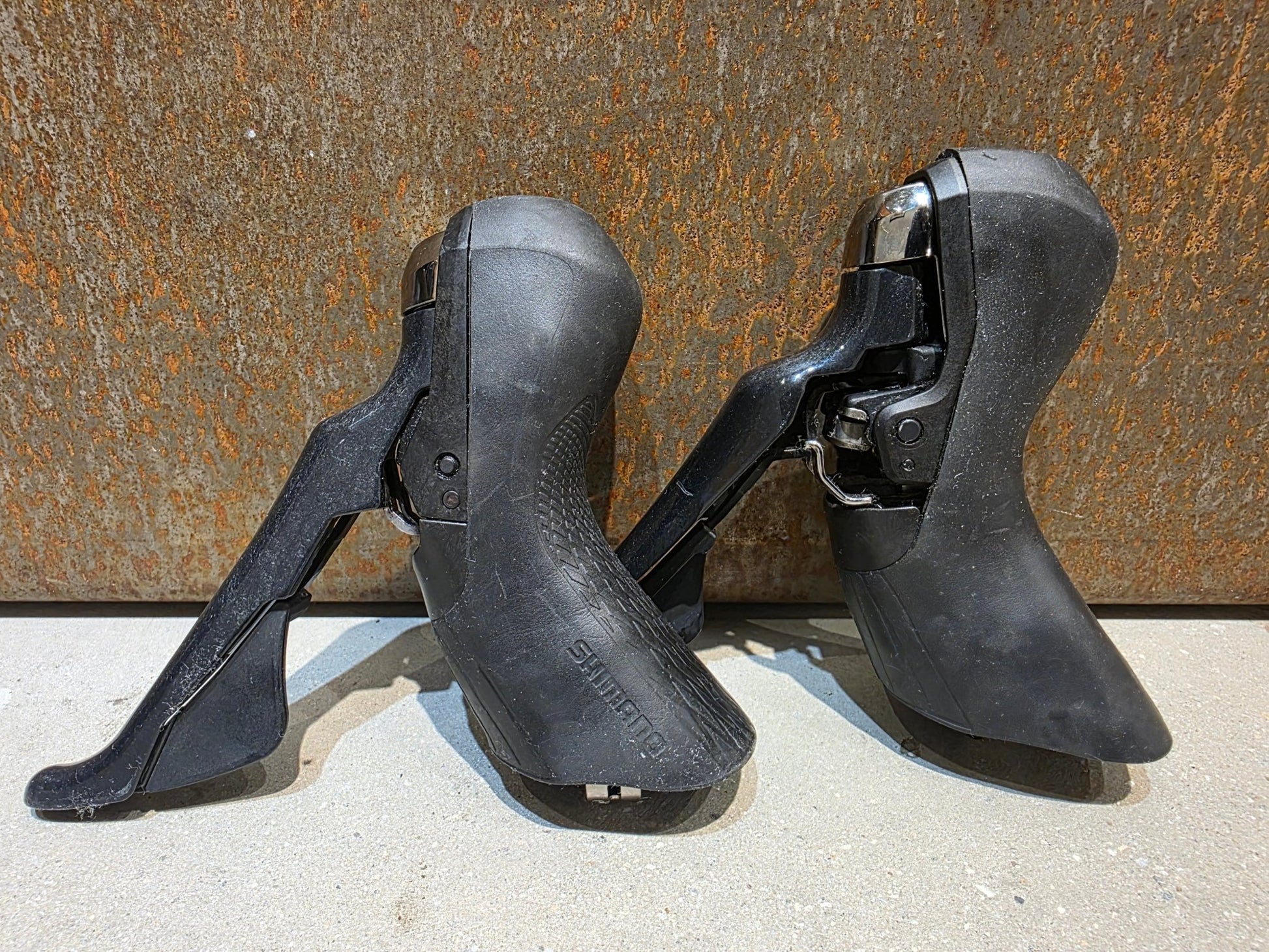 Brems - / Schalthebel von Shimano, SHIMANO ULTEGRA SCHALT - / BREMSE SET DISC ST - R8020 / BR - R8070 VORNE & HINTEN vor USEDBIKES - OB.DE Hintergrund