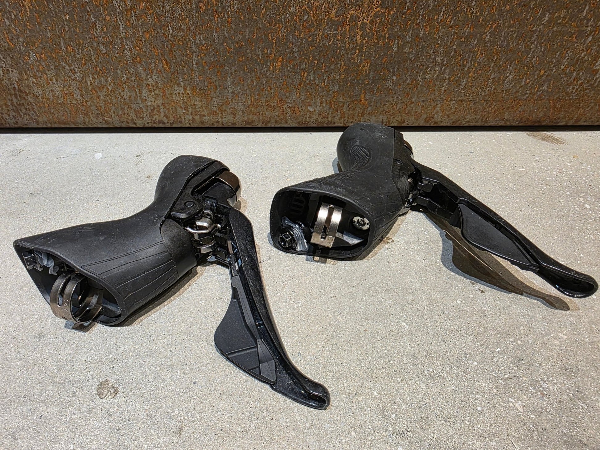 Brems - / Schalthebel von Shimano, SHIMANO ULTEGRA SCHALT - / BREMSE SET DISC ST - R8020 / BR - R8070 VORNE & HINTEN vor USEDBIKES - OB.DE Hintergrund