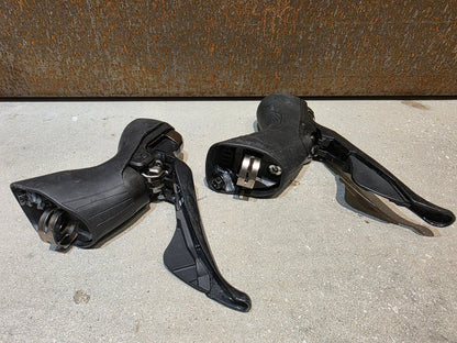Brems - / Schalthebel von Shimano, SHIMANO ULTEGRA SCHALT - / BREMSE SET DISC ST - R8020 / BR - R8070 VORNE & HINTEN vor USEDBIKES - OB.DE Hintergrund