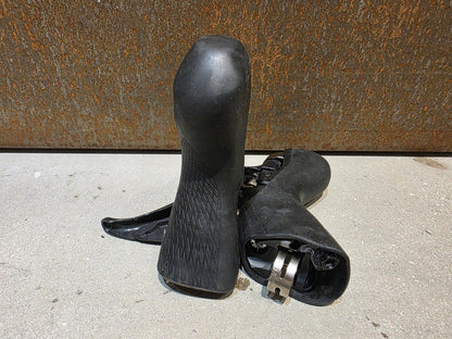 Brems - / Schalthebel von Shimano, SHIMANO ULTEGRA SCHALT - / BREMSE SET DISC ST - R8020 / BR - R8070 VORNE & HINTEN vor USEDBIKES - OB.DE Hintergrund