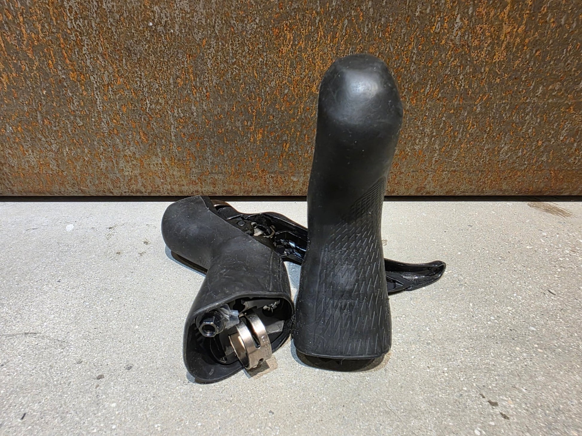 Brems - / Schalthebel von Shimano, SHIMANO ULTEGRA SCHALT - / BREMSE SET DISC ST - R8020 / BR - R8070 VORNE & HINTEN vor USEDBIKES - OB.DE Hintergrund