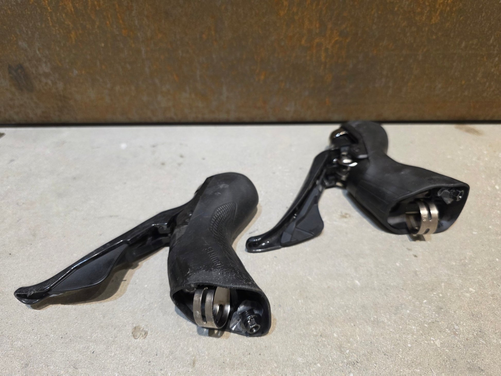 Brems - / Schalthebel von Shimano, SHIMANO ULTEGRA SCHALT - / BREMSE SET DISC ST - R8020 / BR - R8070 VORNE & HINTEN vor USEDBIKES - OB.DE Hintergrund