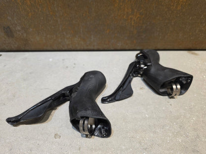 Brems - / Schalthebel von Shimano, SHIMANO ULTEGRA SCHALT - / BREMSE SET DISC ST - R8020 / BR - R8070 VORNE & HINTEN vor USEDBIKES - OB.DE Hintergrund