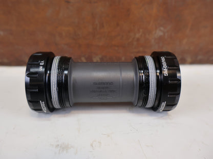 Innenlager von Shimano, Shimano Ultegra SM-BBR60 BSA Innenlager ISMBBR60B vor USEDBIKES-OB.DE Hintergrund