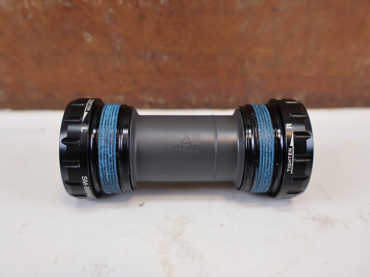 Innenlager von Shimano, Shimano Ultegra SM-BBR60 ITA Innenlager ISMBBR60I vor USEDBIKES-OB.DE Hintergrund
