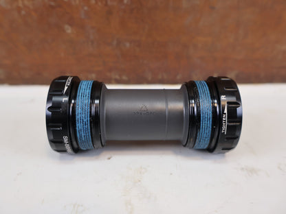 Innenlager von Shimano, Shimano Ultegra SM-BBR60 ITA Innenlager ISMBBR60I vor USEDBIKES-OB.DE Hintergrund