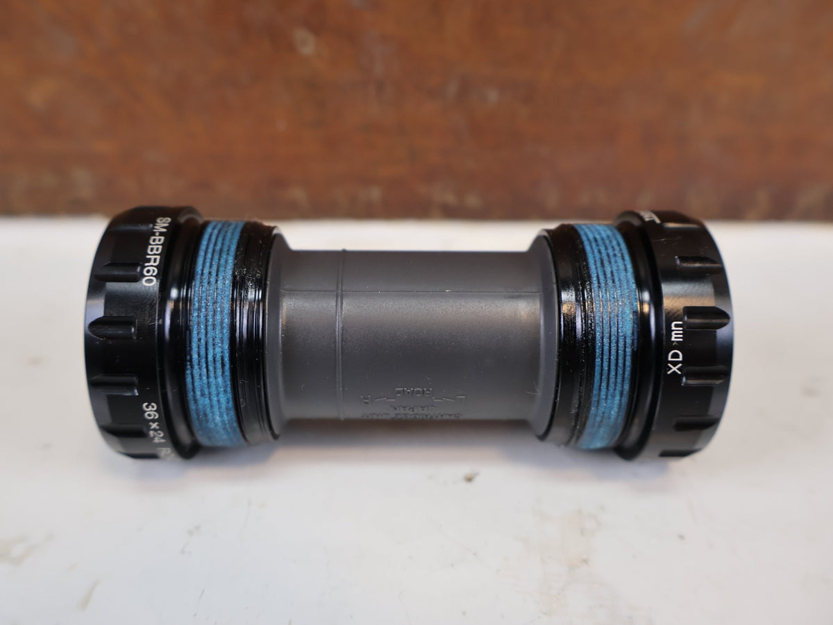 Innenlager von Shimano, Shimano Ultegra SM-BBR60 ITA Innenlager ISMBBR60I vor USEDBIKES-OB.DE Hintergrund