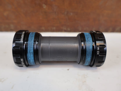 Innenlager von Shimano, Shimano Ultegra SM-BBR60 ITA Innenlager ISMBBR60I vor USEDBIKES-OB.DE Hintergrund