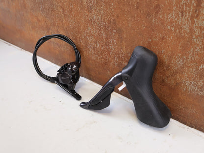 Brems-/ Schalthebel von Shimano, SHIMANO ULTEGRA ST-R8170 / BR-R8170 SCHEIBENBREMSE VORNE vor USEDBIKES-OB.DE Hintergrund