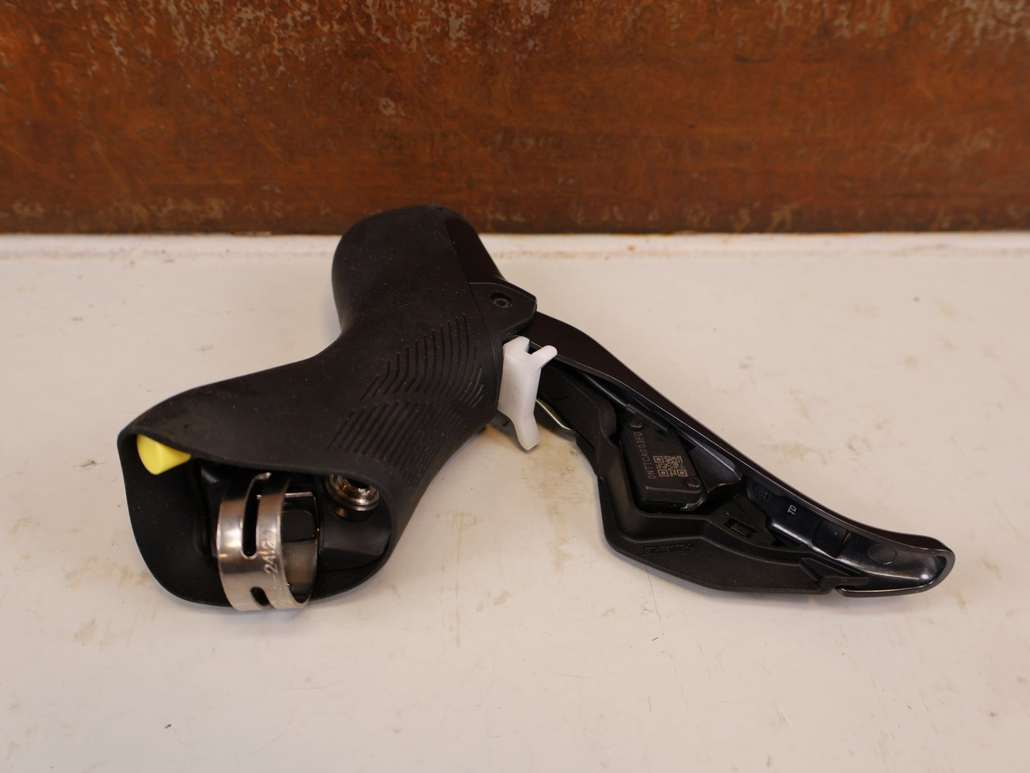 Brems-/ Schalthebel von Shimano, SHIMANO ULTEGRA ST-R8170 / BR-R8170 SCHEIBENBREMSE VORNE vor USEDBIKES-OB.DE Hintergrund