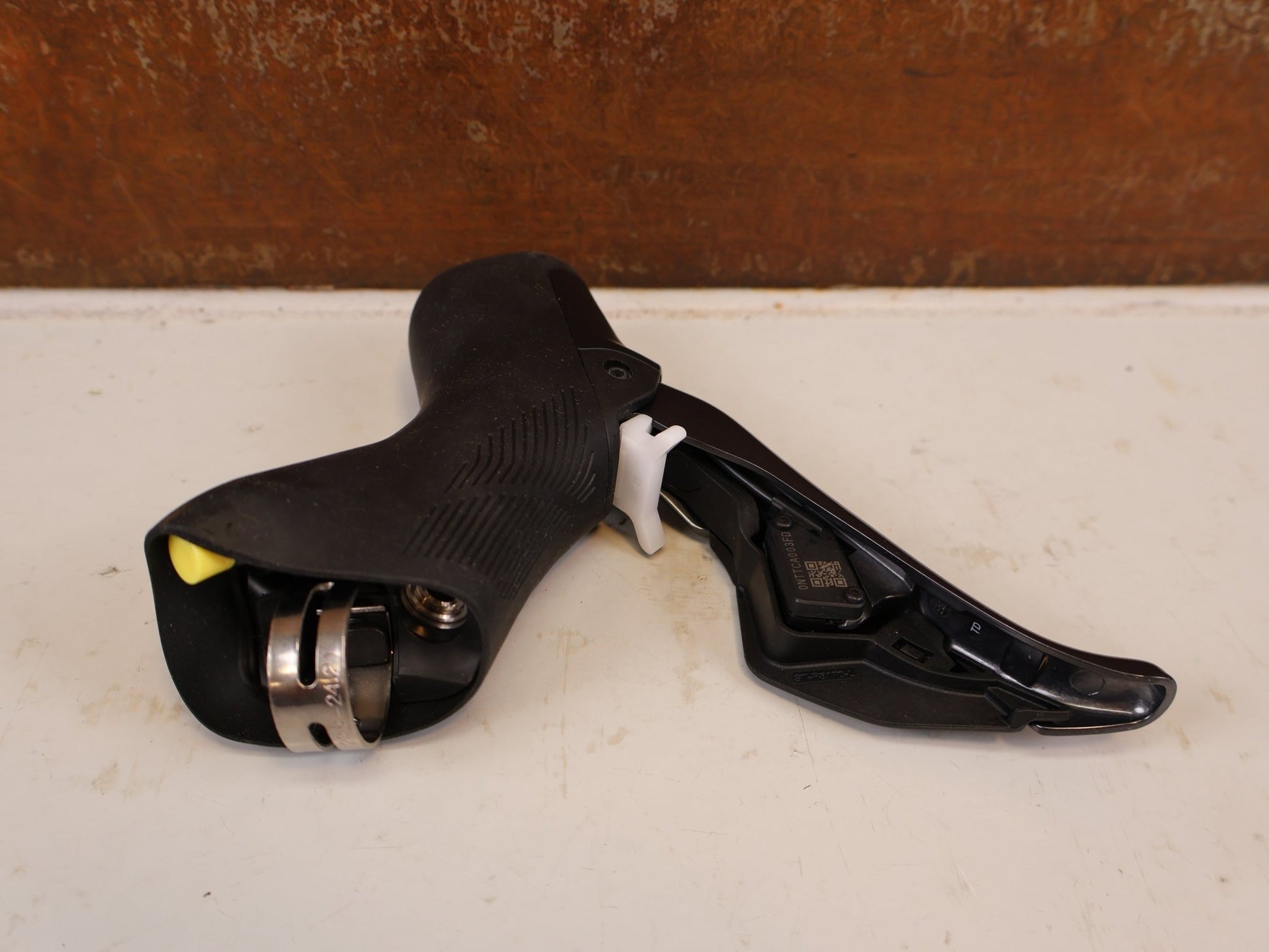 Brems-/ Schalthebel von Shimano, SHIMANO ULTEGRA ST-R8170 / BR-R8170 SCHEIBENBREMSE VORNE vor USEDBIKES-OB.DE Hintergrund