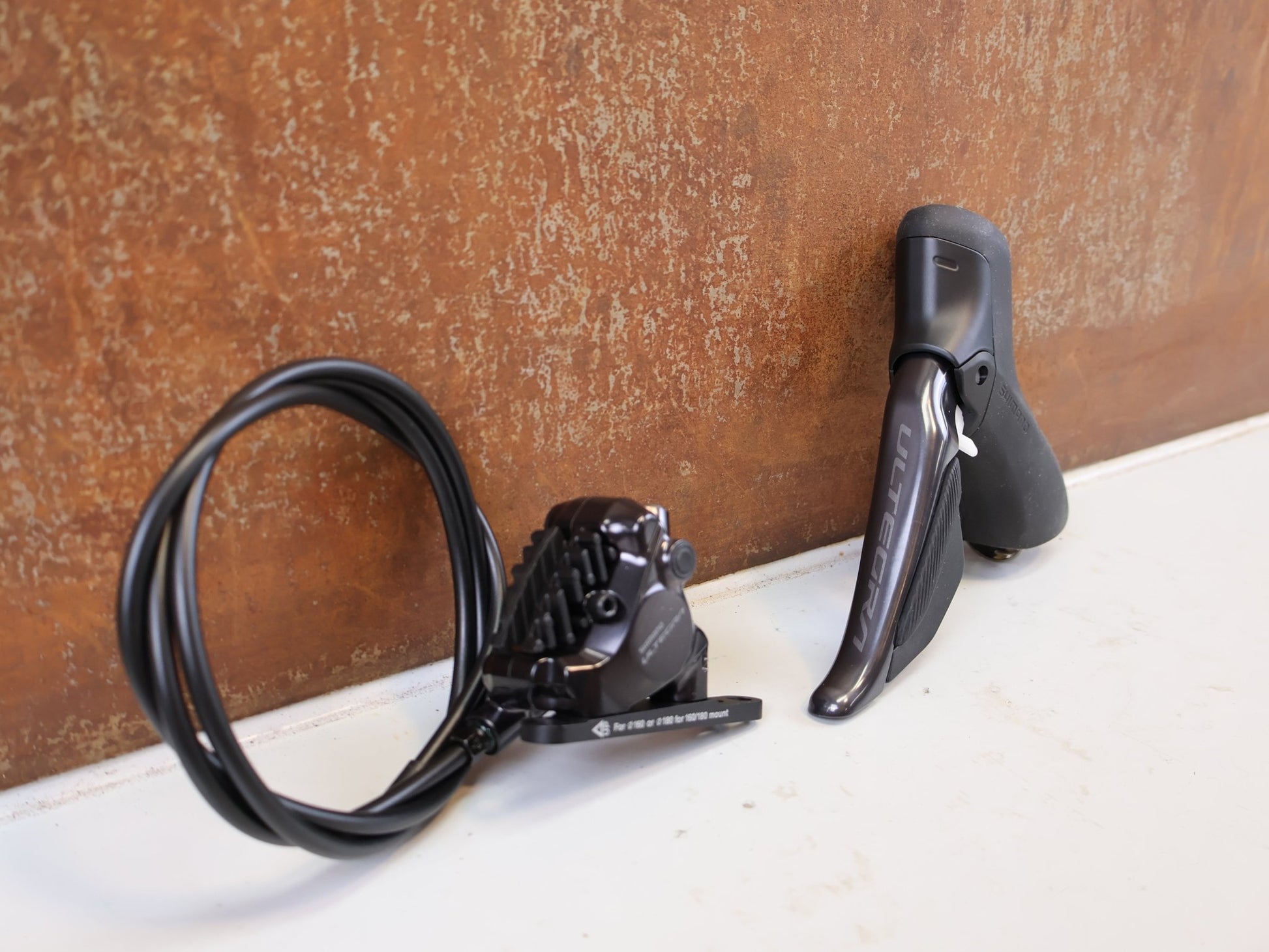 Brems-/ Schalthebel von Shimano, SHIMANO ULTEGRA ST-R8170 / BR-R8170 SCHEIBENBREMSE VORNE vor USEDBIKES-OB.DE Hintergrund