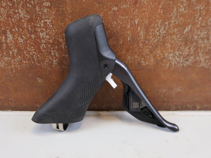 Brems-/ Schalthebel von Shimano, SHIMANO ULTEGRA ST-R8170 / BR-R8170 SCHEIBENBREMSE VORNE vor USEDBIKES-OB.DE Hintergrund