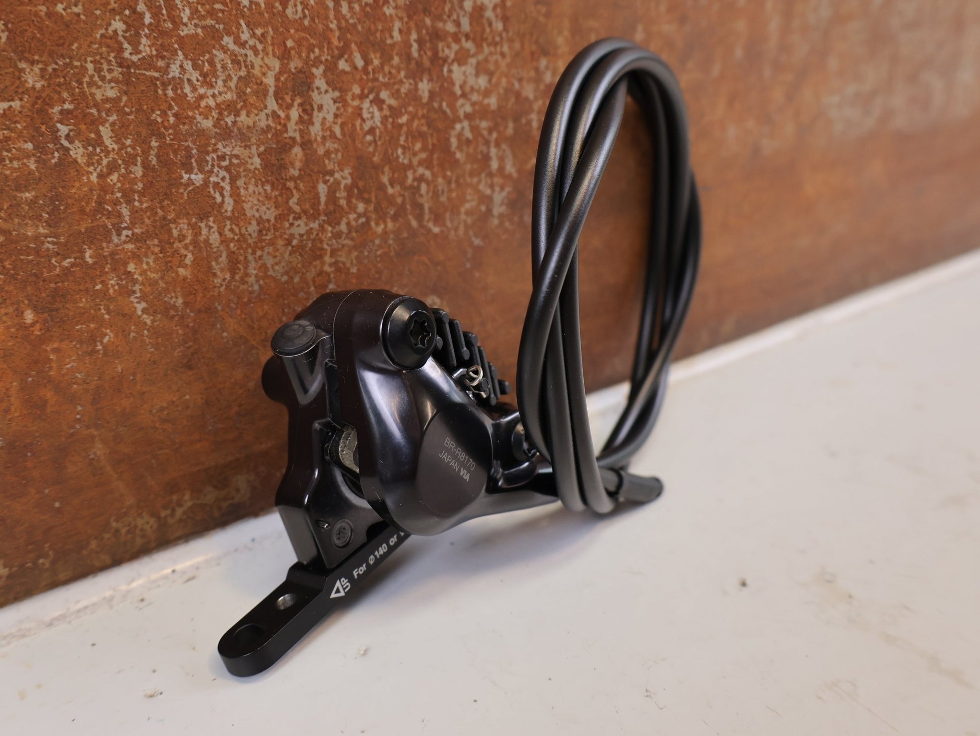 Brems-/ Schalthebel von Shimano, SHIMANO ULTEGRA ST-R8170 / BR-R8170 SCHEIBENBREMSE VORNE vor USEDBIKES-OB.DE Hintergrund