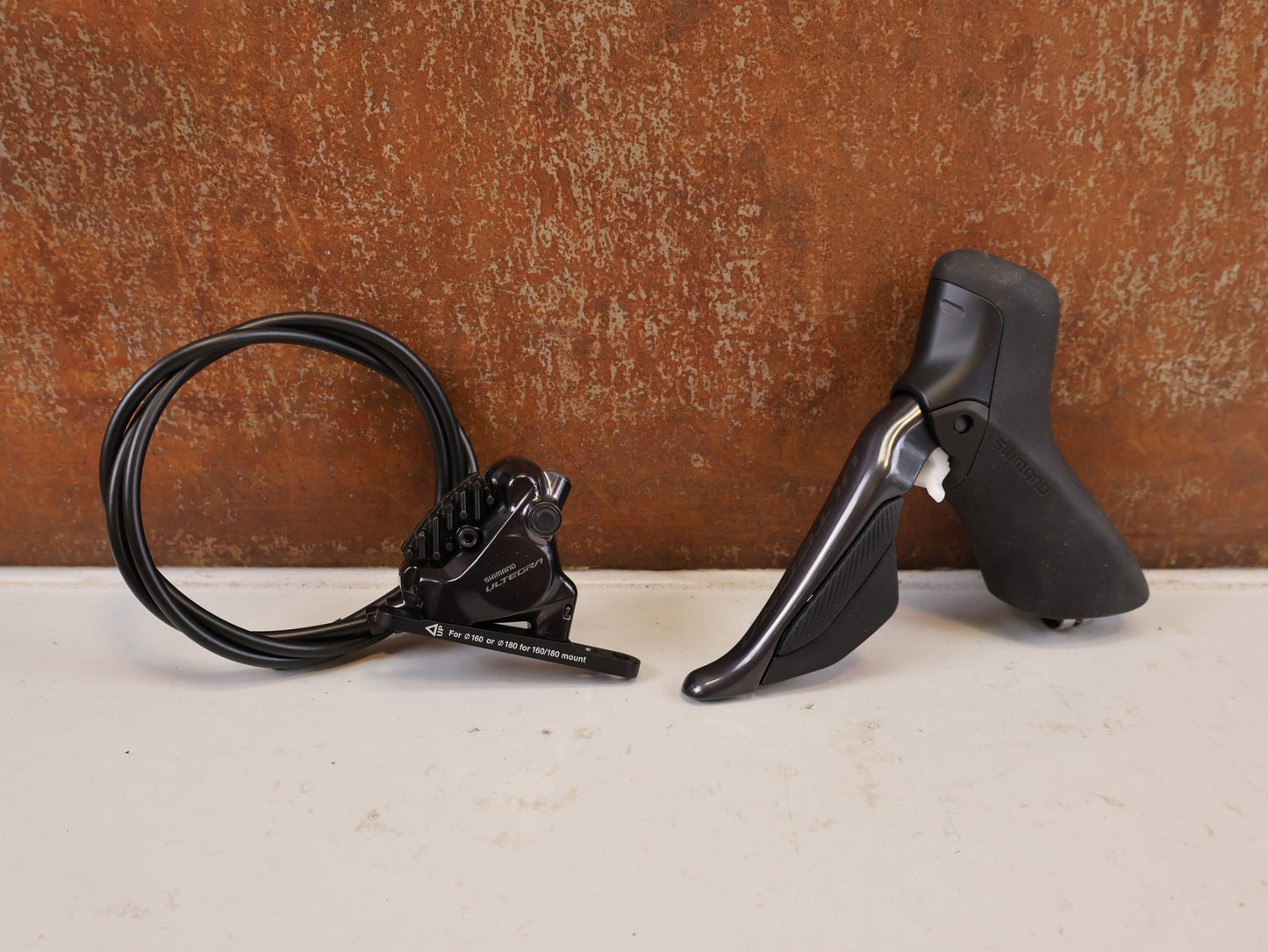 Brems-/ Schalthebel von Shimano, SHIMANO ULTEGRA ST-R8170 / BR-R8170 SCHEIBENBREMSE VORNE vor USEDBIKES-OB.DE Hintergrund